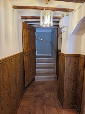 A wooden staircase with a handrail, leading to a room with a white ceiling and a ceiling fan. - Rural apartment in a private building; pets allowed (Lapuebla de Labarca)