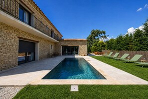 A modern house with a swimming pool, stone facade, and a well-maintained lawn. - La Bâtisse - Piscine & Jardin - Luberon (Gordes)