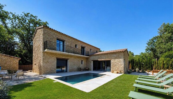 A two-story stone house with a swimming pool, outdoor seating, and a well-maintained lawn. - La Bâtisse - Piscine et jardin - Luberon (Gordes)