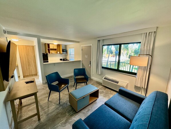 Living area - Cozy One Bedroom Suite with Two Double Beds In the Heart of Boynton/Delray Beach (Boynton Beach)