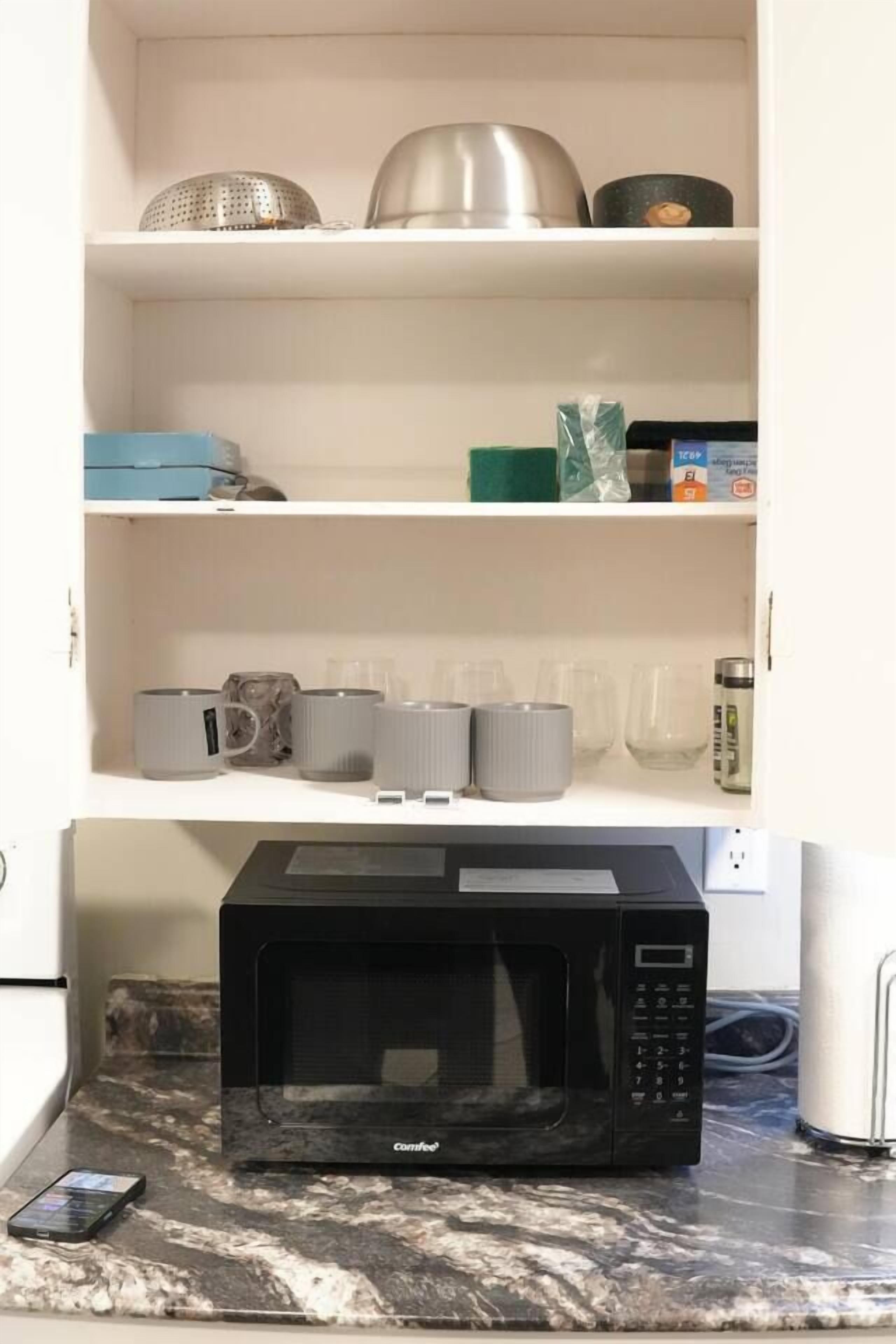 Kaffetrakter/tekoker, kjøleskap, mikrobølgeovn og ovn