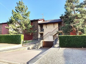 A building with a stone facade, a balcony, and a gravel driveway. - El Balcó de la Cerdanya: Garden, basketball, and tennis. (Palau-de-Cerdagne)