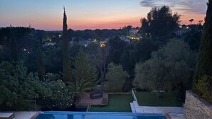 Ein Schwimmbecken mit Blick auf eine Wohngegend im Abenddämmerung.
