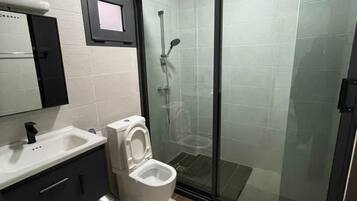 Appartamento Comfort, patio | Bagno | Doccia, set di cortesia gratuito, asciugacapelli, pantofole