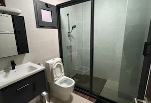 Appartamento Comfort, patio | Bagno | Doccia, set di cortesia gratuito, asciugacapelli, pantofole