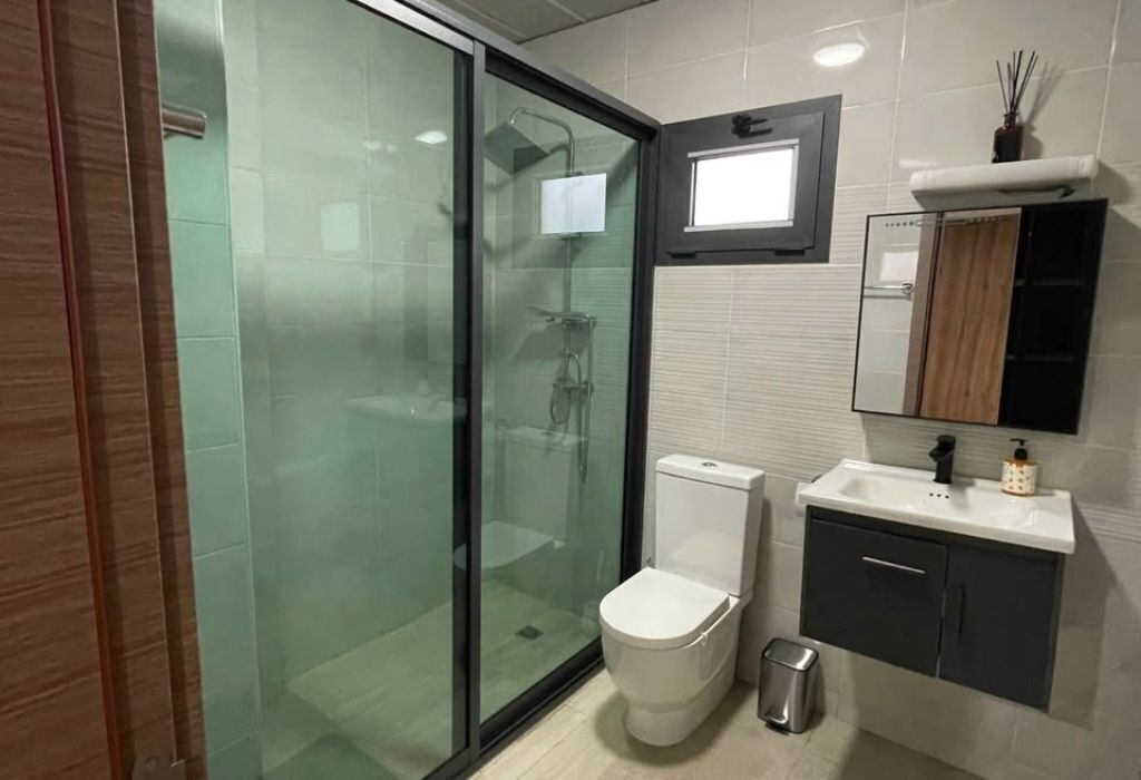 Comfort appartement, patio | Badkamer | Een douche, gratis toiletartikelen, een haardroger, pantoffels