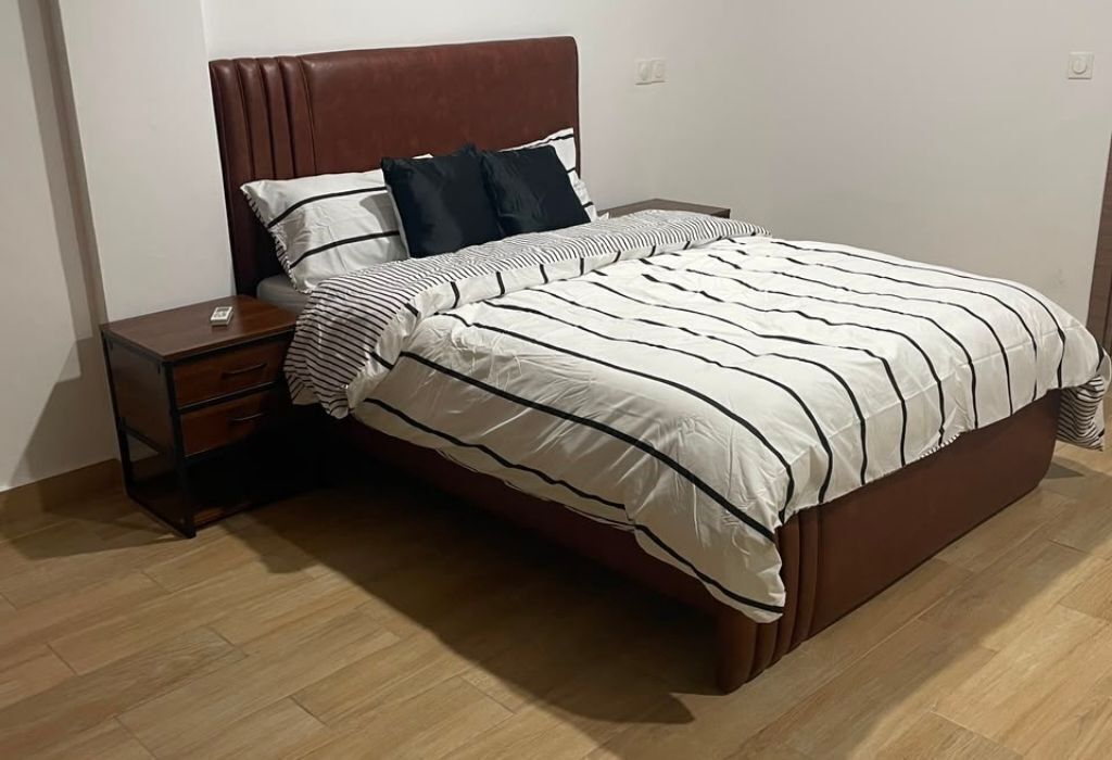 Appartamento Comfort, patio | Una scrivania, postazione laptop, tende oscuranti, insonorizzazione