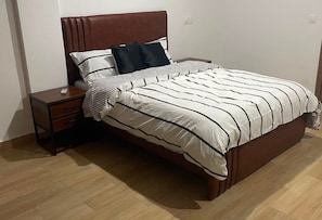 Appartamento Comfort, patio | Una scrivania, postazione laptop, tende oscuranti, insonorizzazione