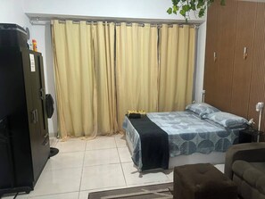 A bedroom with a bed, a wardrobe, a desk, and a plant. - Lapa Heart Studio (Rio de Janeiro)