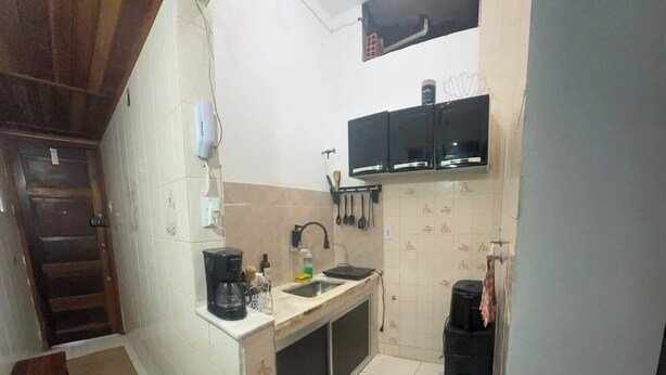 A compact kitchen with a sink, a coffee maker, and a microwave. - Lapa Heart Studio (Rio de Janeiro)