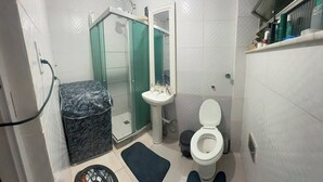 A compact bathroom with a shower, toilet, and sink. - Lapa Heart Studio (Rio de Janeiro)