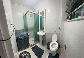 A compact bathroom with a shower, toilet, and sink. - Lapa Heart Studio (Rio de Janeiro)