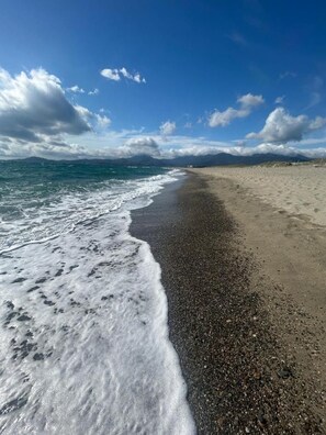 Ein Strand mit Kiesstrand und Wellen.