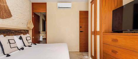 In-room safe, iron/ironing board, free WiFi