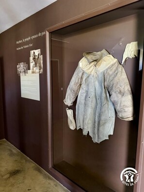 Une vitrine exposant un vêtement historique et présentant des informations sur la tribu Fishkin.