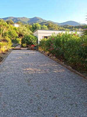Ein Kiesweg führt zu einem Gebäude mit Bergblick.