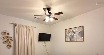 Cozy Katy Getaway • 5 Min to Shops & Dining