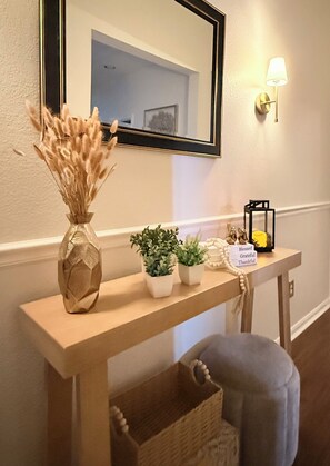 A wooden console table with a vase, two potted plants, a small decorative item, and a sign with the words 'Blessed Grateful Thankful.' - Cozy Katy Getaway • 5 Min to Shops & Dining (Katy)