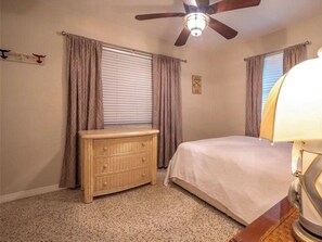 Tabla de planchar con plancha, wifi y ropa de cama 