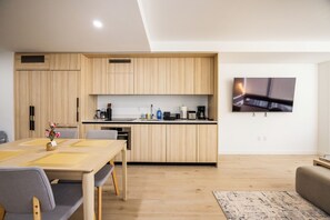 Dining - District 3704 (Miami)