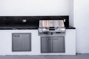 Deluxe Apartment, City View | Property grounds - District 3704 (Miami)