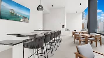 Cozinha moderna com balcão, espaço para refeições e vista para a cidade.