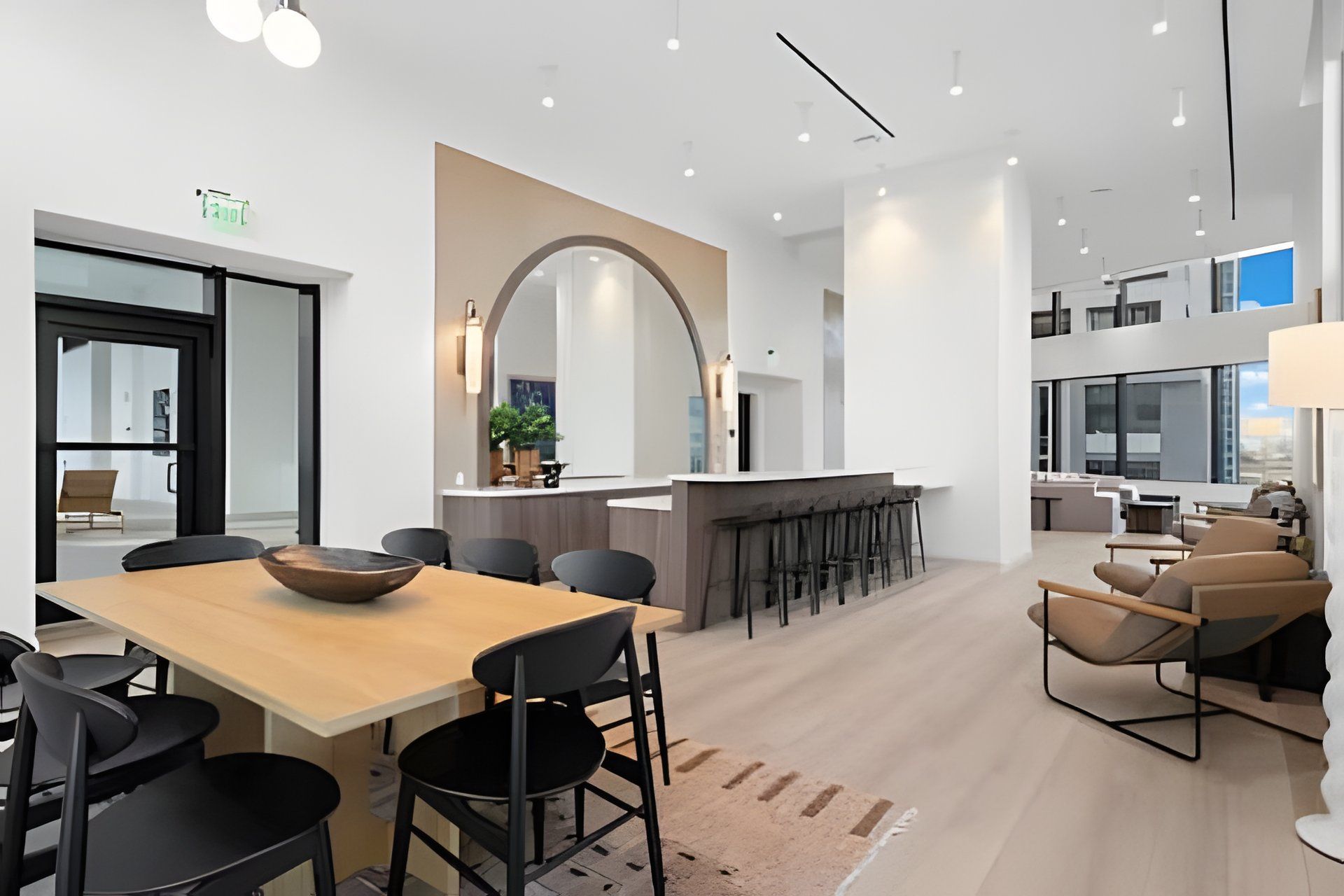 Ein modernes Interieur mit Essbereich, Küche und Sitzgelegenheiten.