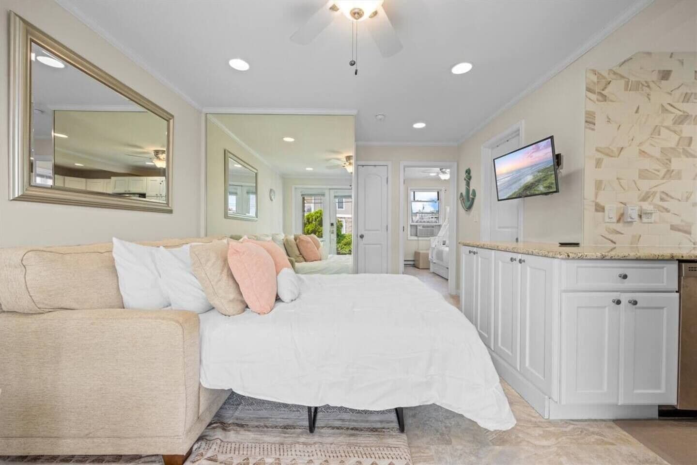 Desk, iron/ironing board, WiFi, bed sheets