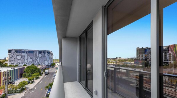 Un bâtiment moderne doté d’une architecture extérieure originale, de grandes fenêtres et offrant une vue sur le paysage urbain environnant.