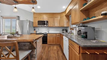 Coffee/tea maker, fridge, microwave, oven