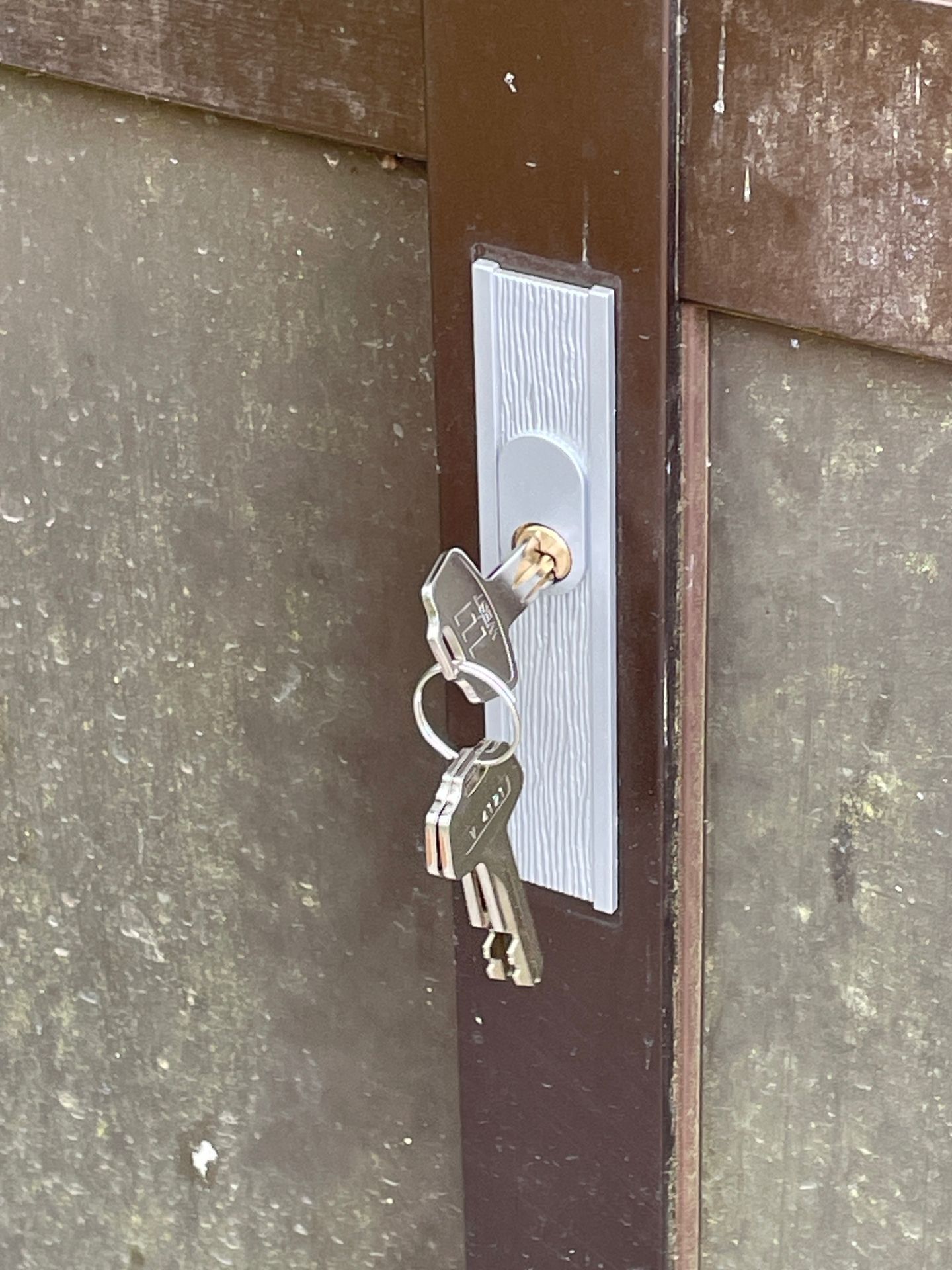 Una puerta con una cerradura y una llave insertada.
