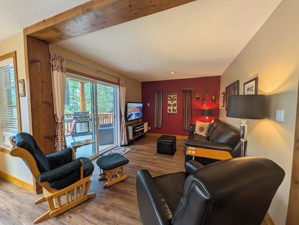 Living area - The Hummingbird Suite | Ski, Golf & Nature Escape (Kimberley)