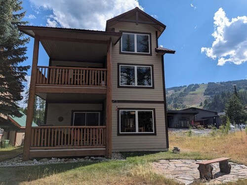 The Hummingbird Suite | Ski, Golf & Nature Escape