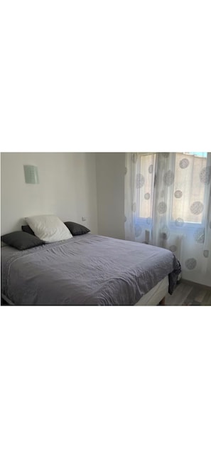 Tabla de planchar con plancha, wifi gratis y ropa de cama 