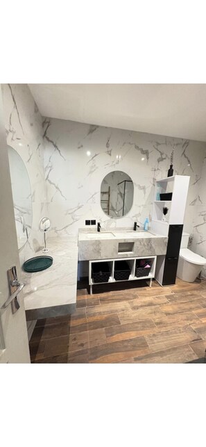 Regadera, toallas, papel de baño 