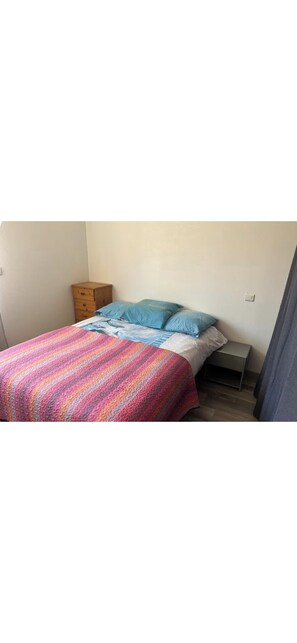4 bedrooms, iron/ironing board, WiFi (free), bed sheets