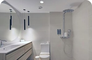 Haartrockner, Handtücher, Seife, Toilettenpapier