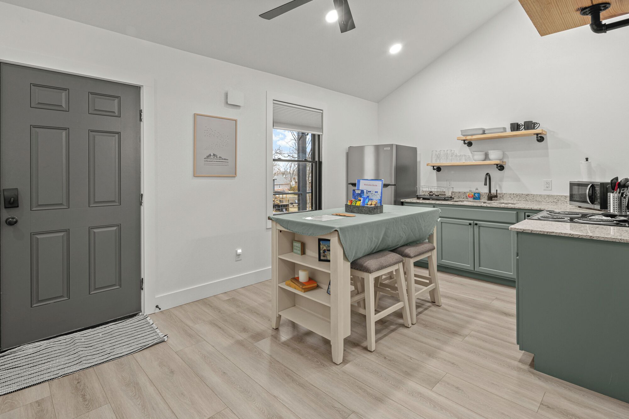 Coffee/tea maker, fridge, microwave, oven