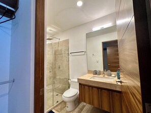 Shower, hair dryer, towels, soap - Vrbo Property (Progreso)