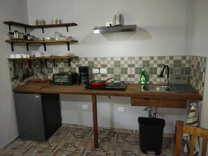 Réfrigérateur, batterie de cuisine, vaisselle et ustensiles