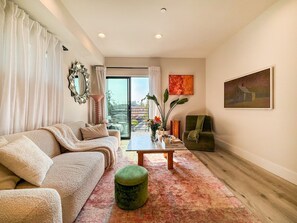 Living area - Perfect 3-ensuite-bedroom townhome with private rooftop and yard in Los Angeles (Los Angeles)