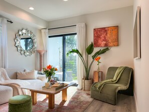 Living area - Perfect 3-ensuite-bedroom townhome with private rooftop and yard in Los Angeles (Los Angeles)