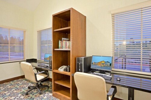 Suite w/ Kitchen | Free Breakfast | Nr Paine Field