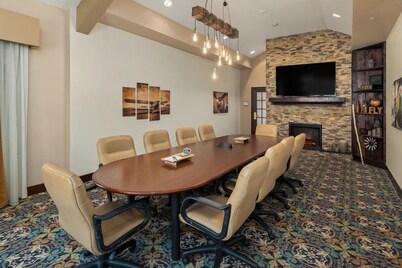 Studio Suite Near Paine Field | Free Breakfast!