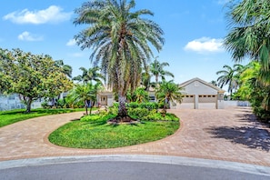 Property grounds - WTFR Home with pool, golf cart, large yard (Indian Rocks Beach)