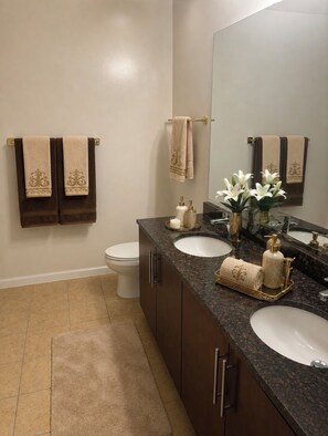 Bathroom - Luxury 1BR Chicago Retreat downtown  Free Parking, Gym, Theater & Patio (Chicago)