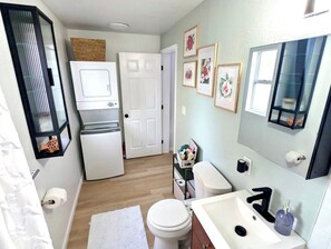 Hair dryer, towels, soap, toilet paper - Cozy 1-bedroom cottage, walking distance to downtown! (St. Petersburg)