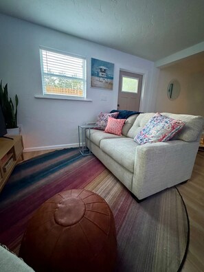 Living area - Cozy 1-bedroom cottage, walking distance to downtown! (St. Petersburg)