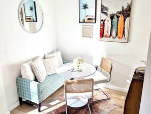 Dining - Cozy 1-bedroom cottage, walking distance to downtown! (St. Petersburg)