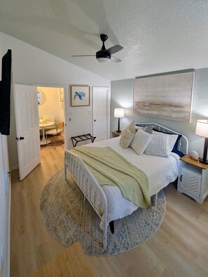 Iron/ironing board, WiFi, bed sheets - Cozy 1-bedroom cottage, walking distance to downtown! (St. Petersburg)